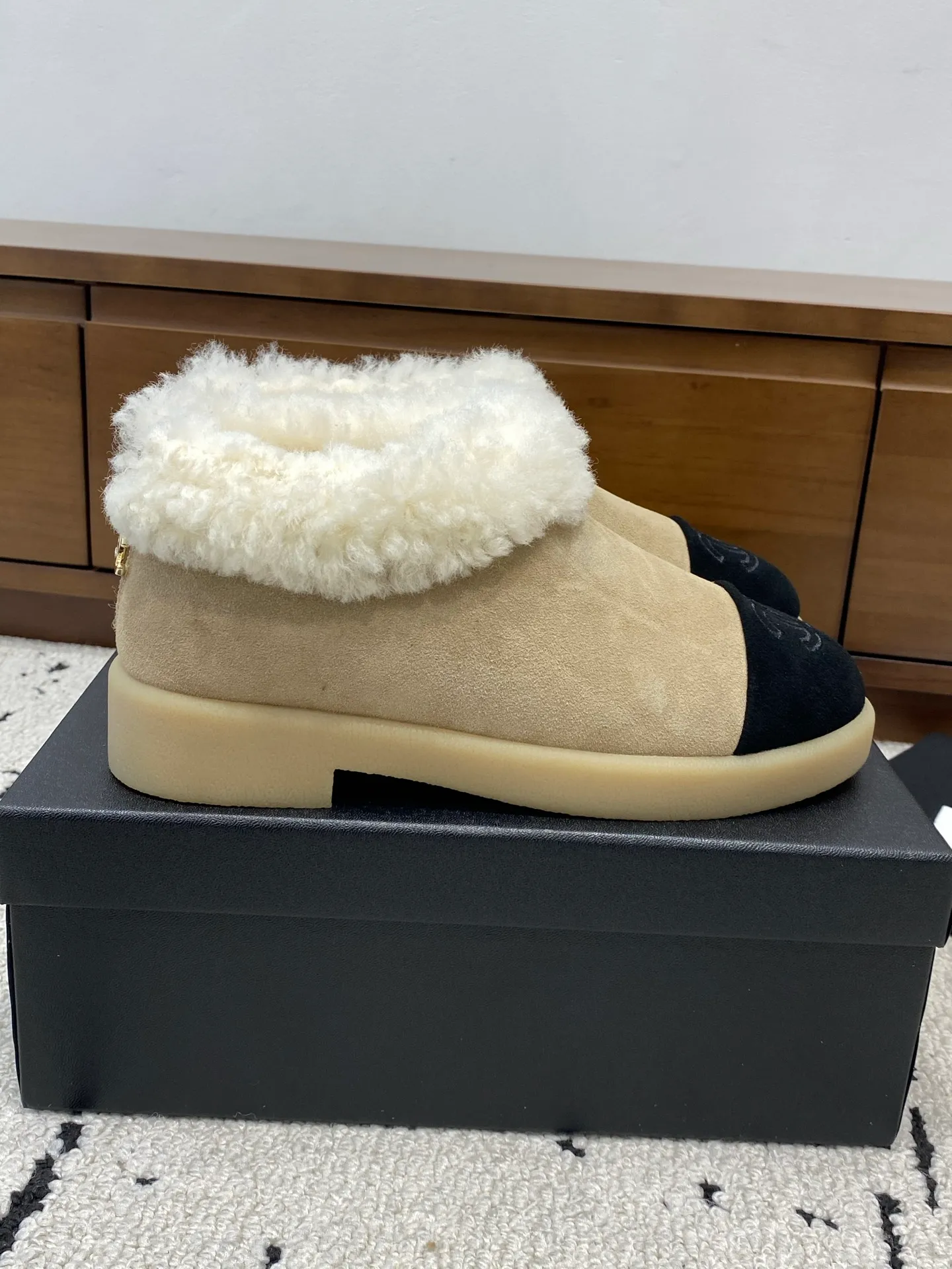 👟👟Ex-factory price 640👟👟 🍀Chanel 2025 autumn and winter style wool shoes Chanel new autumn and winter genuine wool slippers and boots Xiaoxiang 2025 autumn and winter one of the most beautiful snow boots Classic, beautiful and warm snow boots ❤️super warm! It's enough to have it this winter, it's really beautiful and fairy~ Materials and craftsmanship: The upper is made of custom sheepskin/wool/sheepskin, and the inner pads are all made of wool. It feels very soft and comfortable! The sole is the original TPU outsole Size: 35-39 (40.41 customized, non-refundable)